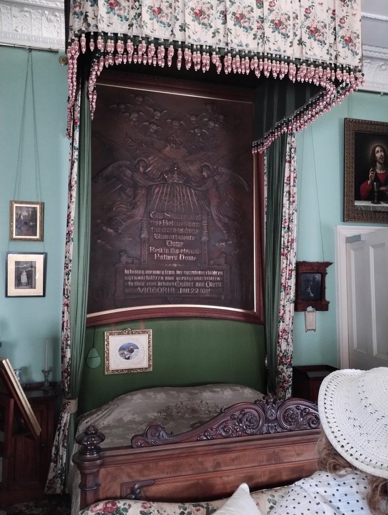 Victoria's bed