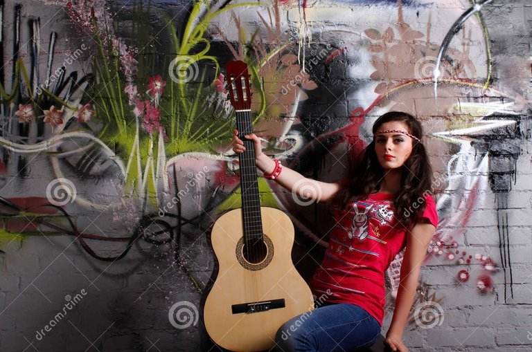 hippie_girl_guitar_20597910.jpg