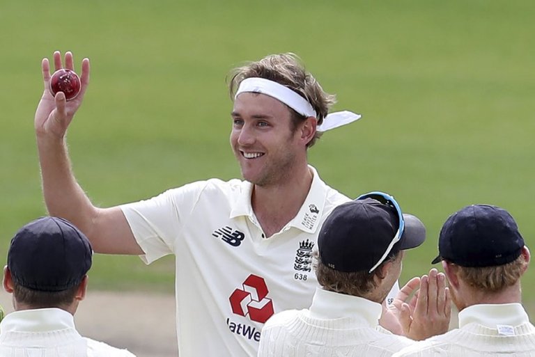 stuart_broad_happy_ap_571_855.jpg