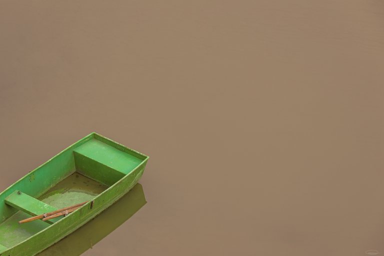 Lake Forstsee: green boat in the muddy puddle