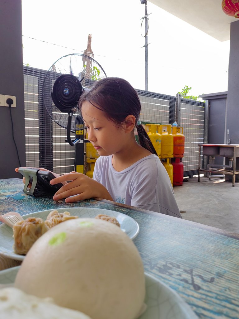 ระหว่างรอให้ซาลาเปามาเสิร์ฟให้ถึงโต๊ะก็นั่งเล่นเกมรอไปค่ะ
