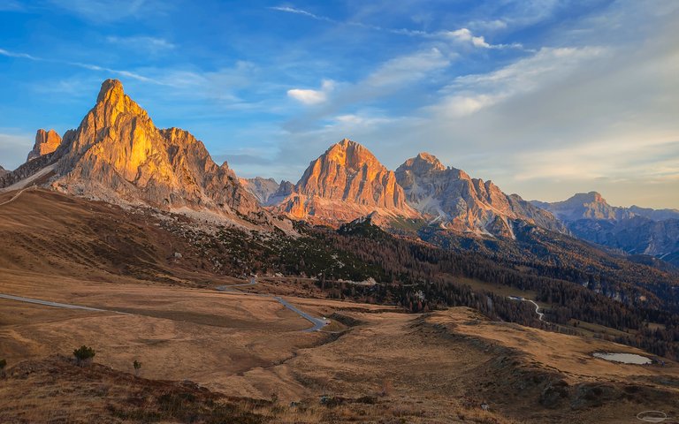 Hiking in the Dolomites: Passo di Giau to Lago Federa - Johann Piber