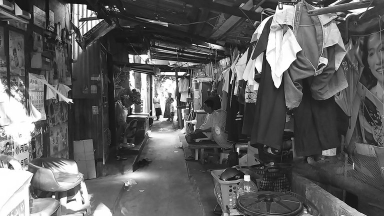 khlong_toey_slum_khlong_toey_markets_august_2020_samsung_a_350.jpg