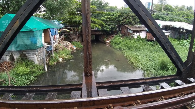 makaasak_train_grave_yard_bangkok_streets_august_2020_331.jpg