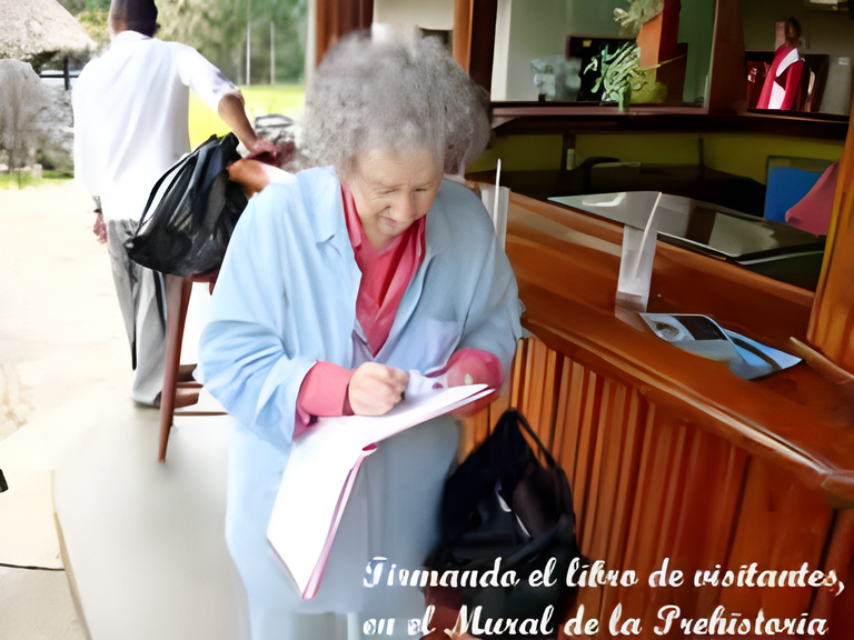 Margaret Atwood, firmando el libro de visitantes en el Mural de la Prehistoria en Viñales, Pinar del Río Cuba | Foto propiedad de @riblaeditores