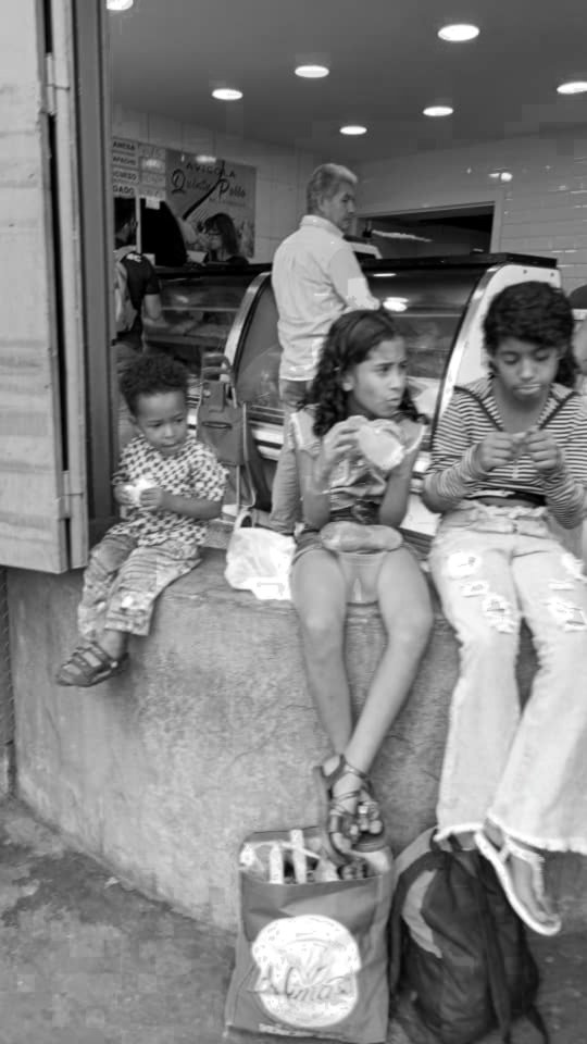 📸 PhotoFeed contest - Portrait photography, round 134.  Breakfast on the street. EN/ESP.