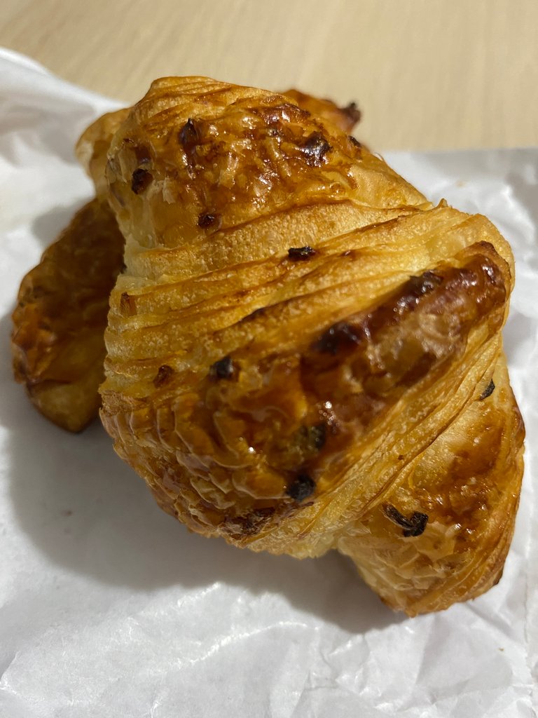 Mini croissant de cebolla