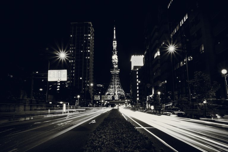 trail_of_traffic_lights_in_a_busy_tokyo_road_2_1.jpg