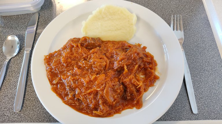 Szegediner Gulasch zum Mittagessen 