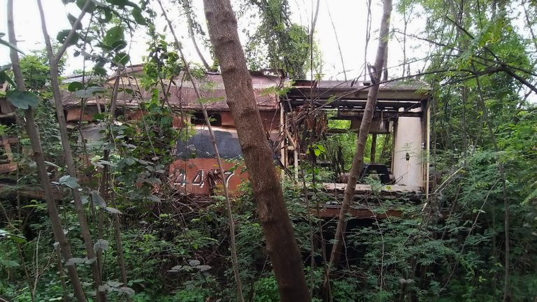 makaasak_train_grave_yard_bangkok_streets_august_2020_300.jpg