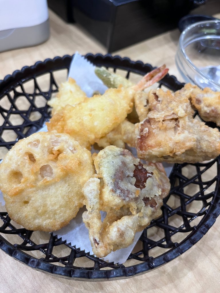 I have to admit that I am at times addicted to fried food. I can't control myself from not consuming fried stuff. If I had better will power. This bowl of fried tempura includes a fried lotus tempura, soft shell crab and some prawns. Soft shell crabs are amazing. 