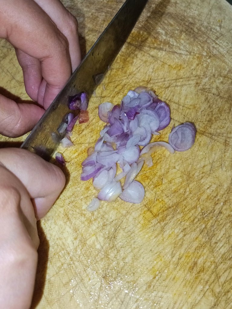 Slice the shallots