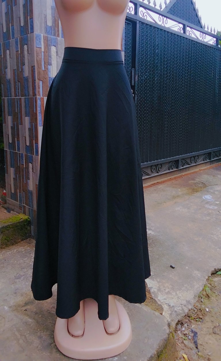 I made a long flare skirt for my sister.