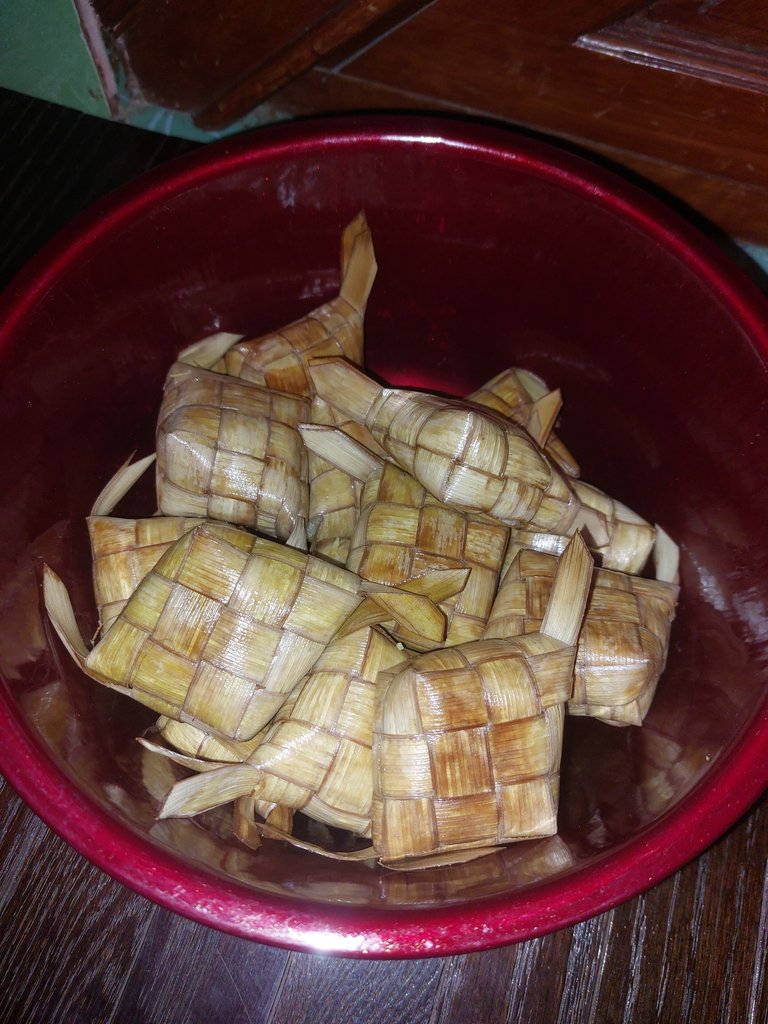 Ketupat yang sudah selesai dimasak