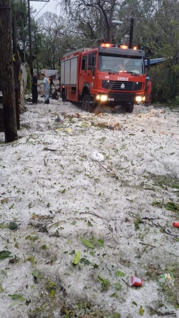 Bomberos tras la granizada en Arroyo Naranjo