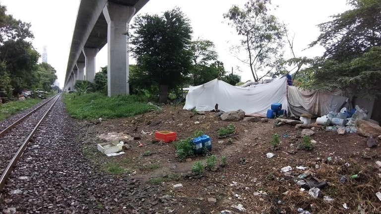 makaasak_train_grave_yard_bangkok_streets_august_2020_321.jpg