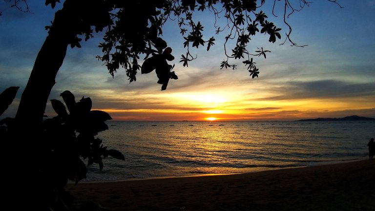 clouds_sunsets_and_beaches_kohsamui99_736.jpg