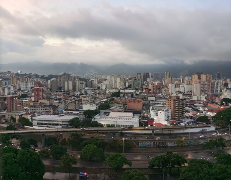 📸 PhotoFeed Contest - Landscape Photography #124: Caracas, in the rain.