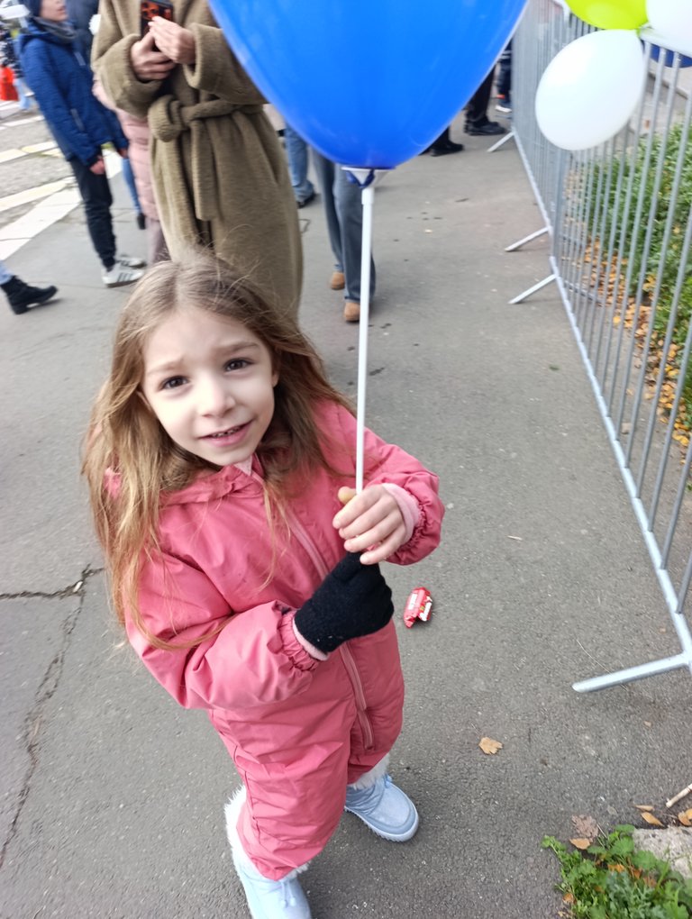 Mima was so happy having balloons
