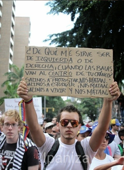 imagen de un chico joven con un cartel en una manifestacion el cartel dice "¿De que me sive ser de izquierda o de derecha, cuando las balas van al centro de tu craneo? Salimos a protestar, nos matan, Salimos a estudiar, nos matan, salimos a vivir, nos matan"