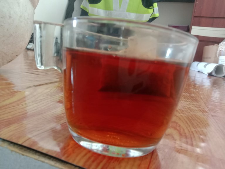 Breakfast with red tea and biscuits.