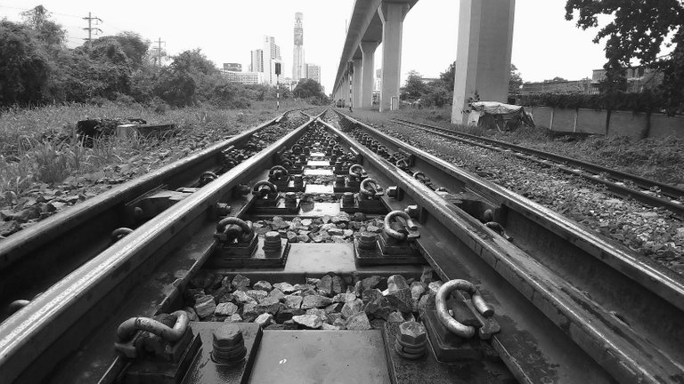 makaasak_train_grave_yard_bangkok_streets_august_2020_341.jpg