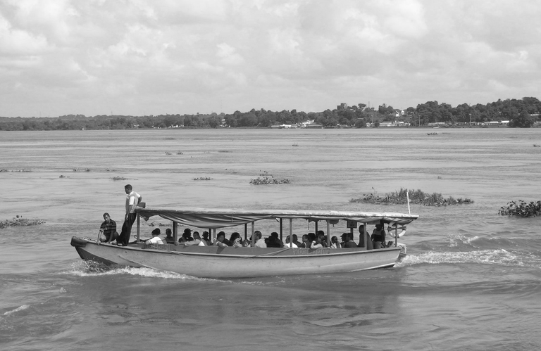 📸 PhotoFeed Contest - Black & White Photography Round 136. Passenger boat on the Orinoco River. EN/ESP.
