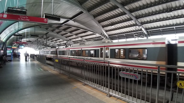 makaasak_train_grave_yard_bangkok_streets_august_2020_133.jpg