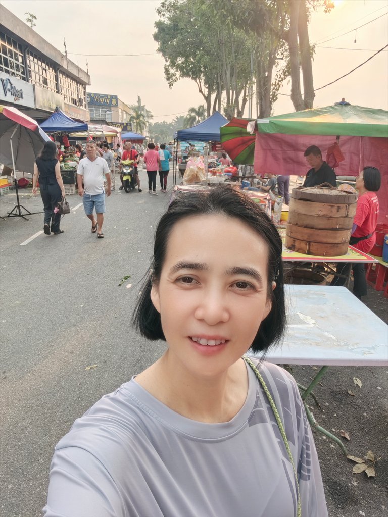 And this is to come to my market with my mother, husband .. After buying enough vegetables and fruits, we drove back home. The back of the motorcycle will be harder, so I have to drive slower.