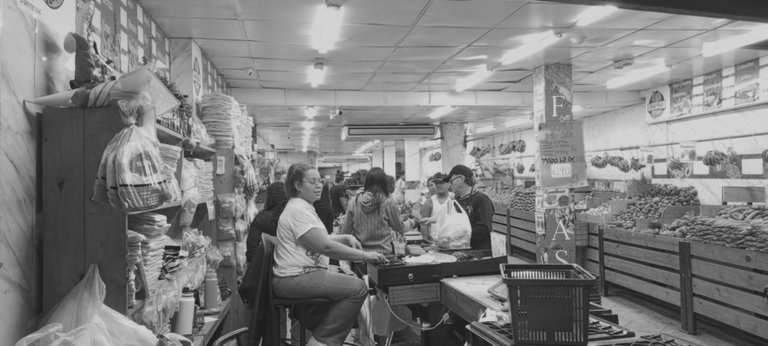 📸 PhotoFeed Contest - Black & White Photography Round 150. Cashier for food sale. EN/ESP.