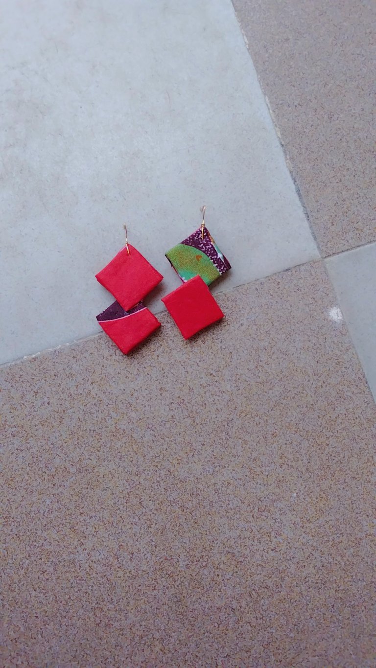 DIY - creating an earing with a carton and a piece of fabric. 