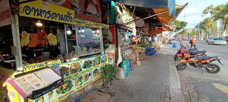 jomtien_beach_road_eateries.jpg