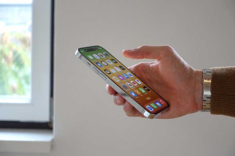 [source](https://pixabay.com/photos/iphone-smartphone-iphone-14-7479302/)