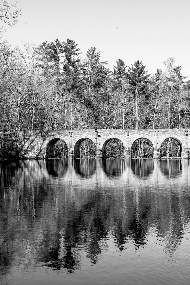 dam_bridge_bw_1.jpg