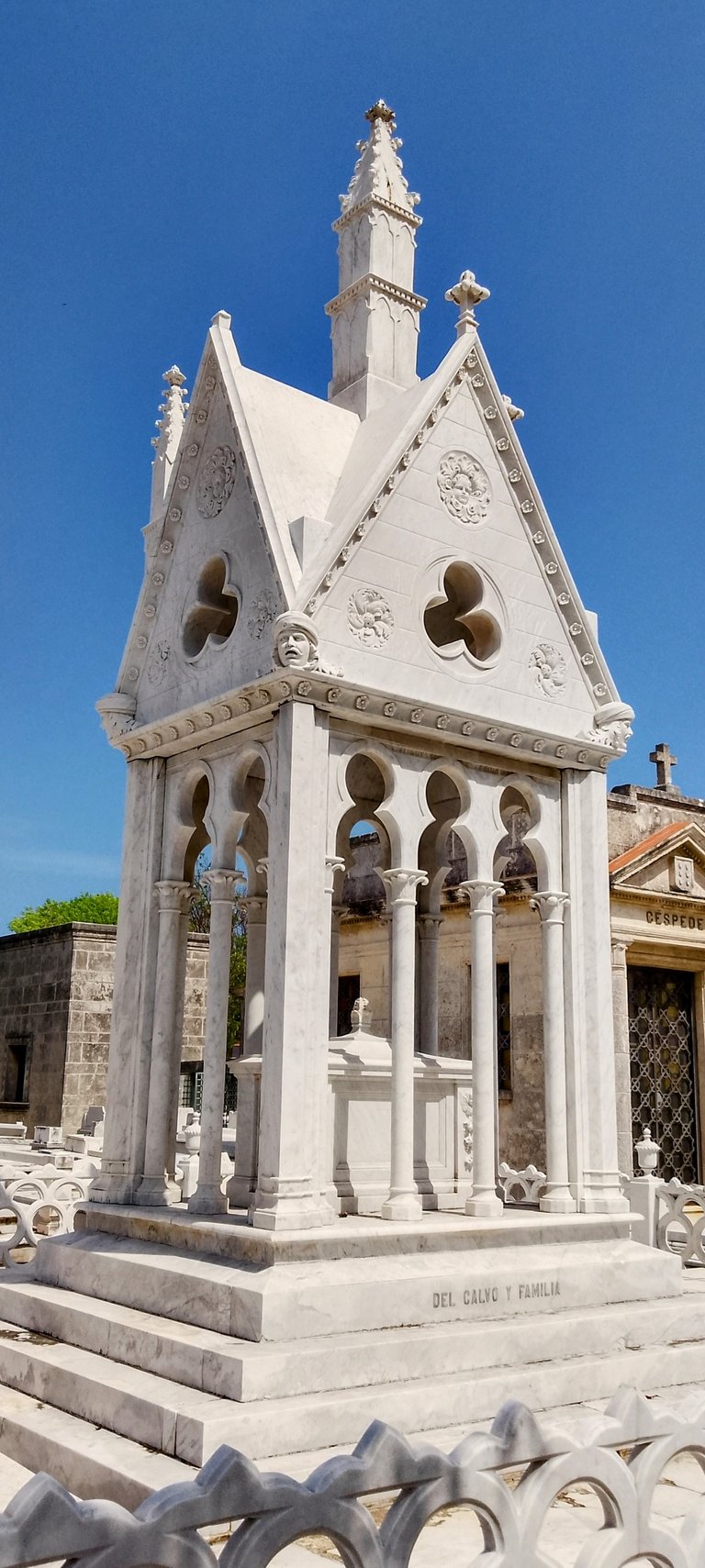 Gothic. I like this one, a lot. I didn't expect to see Gothic tombs, but then I thought about it, Havana has churches in this style, unlike my city, so it makes sense.