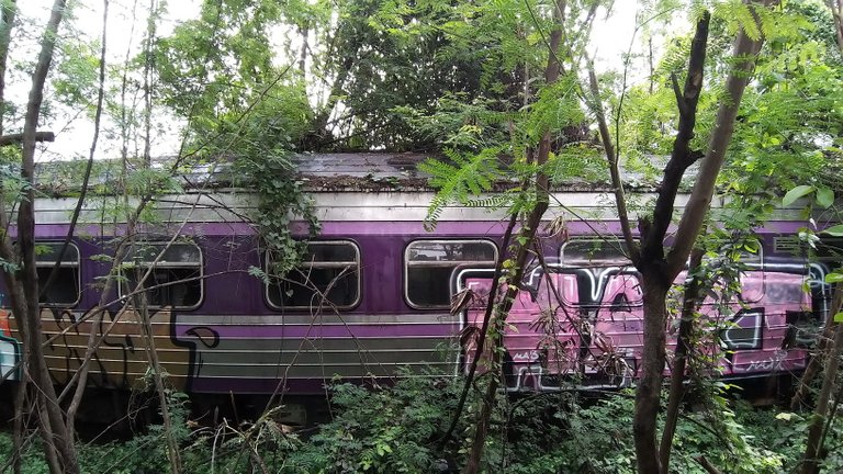 makaasak_train_grave_yard_bangkok_streets_august_2020_291.jpg