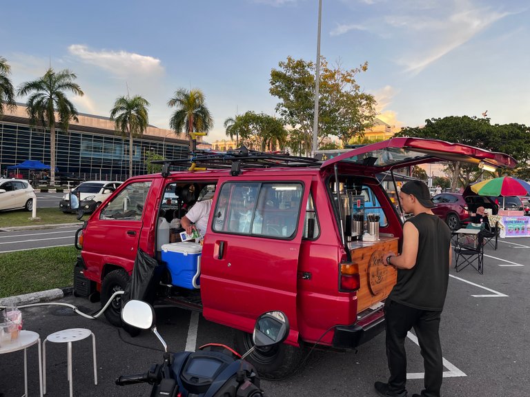 With an idea, this truck was born. The name of this business is called KOPILOK. A very Sarawakian way of calling this business. 