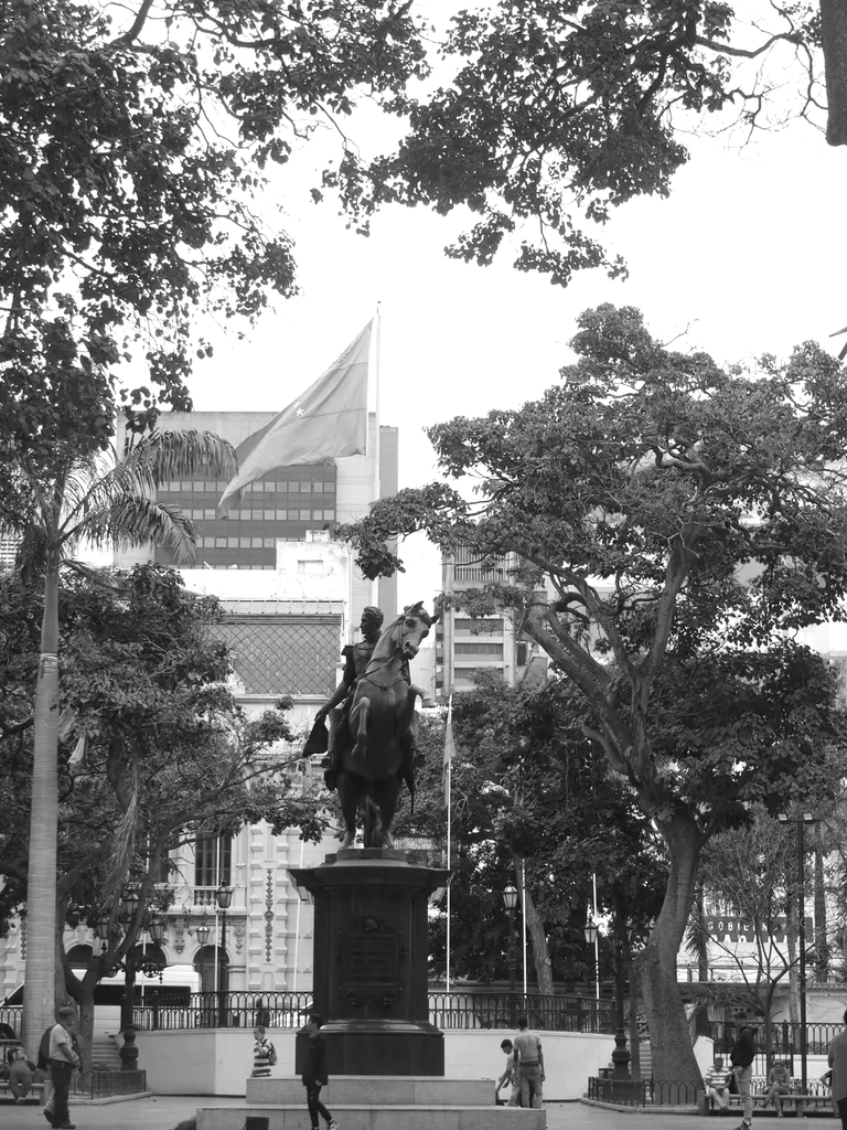 📸 PhotoFeed Contest - Black & White Photography Round 135. Bolivar Square of Caracas. EN/ESP.