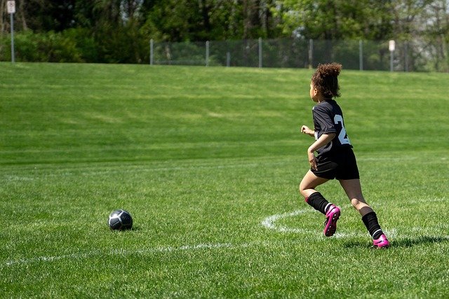 [source](https://pixabay.com/photos/soccer-running-sports-football-7392844/)