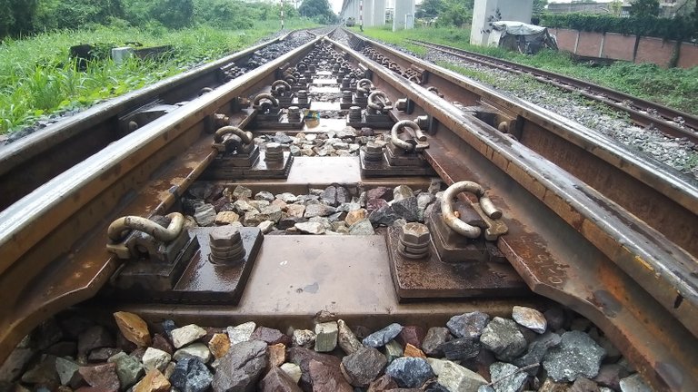 makaasak_train_grave_yard_bangkok_streets_august_2020_340.jpg