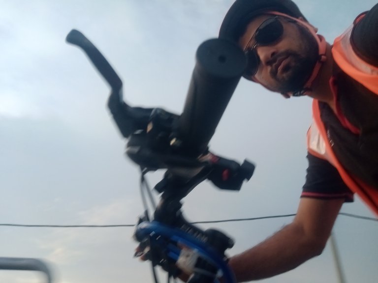 Ride a bicycle to keep your body healthy.