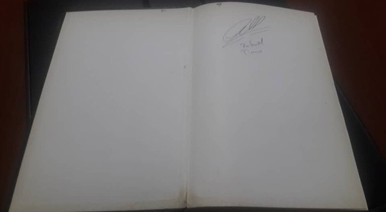 Firma y todo, guarde a Marfil en mi biblioteca y en mi corazón