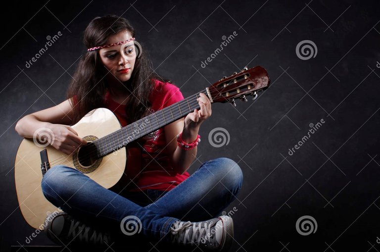 woman_playing_guitar_21902339.jpg