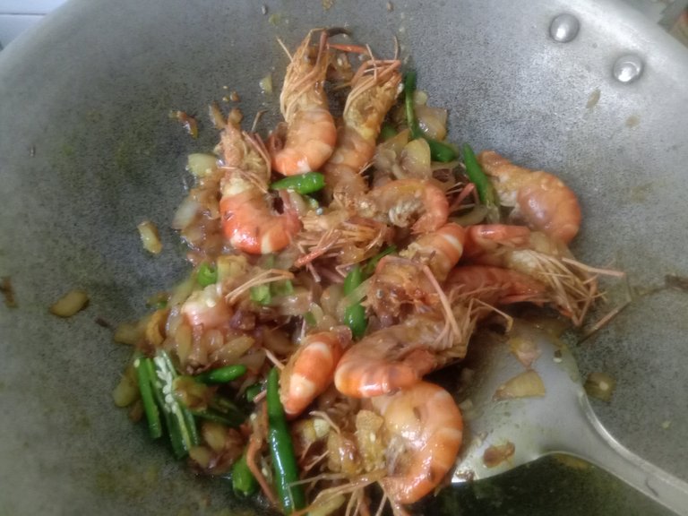 I am cooking shrimp with my own hands.