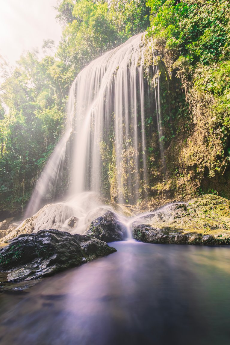 Imagen de larga exposición realizada desde el lateral de la cascada