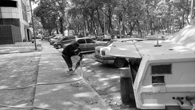 📸 PhotoFeed Contest - Black & White Photography Round 128. Nehumatic Drill worker. EN/ESP.