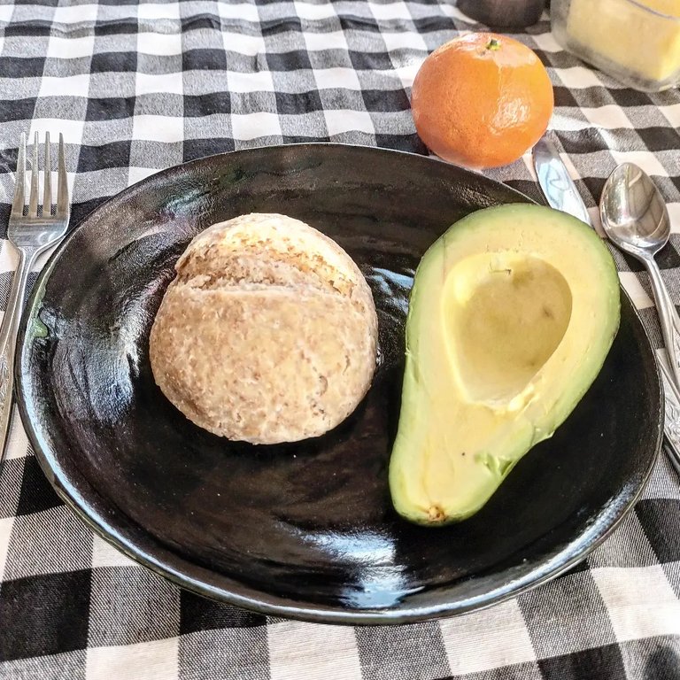 A simple lunch: avocado, hot sourdough buns and a naartjie
