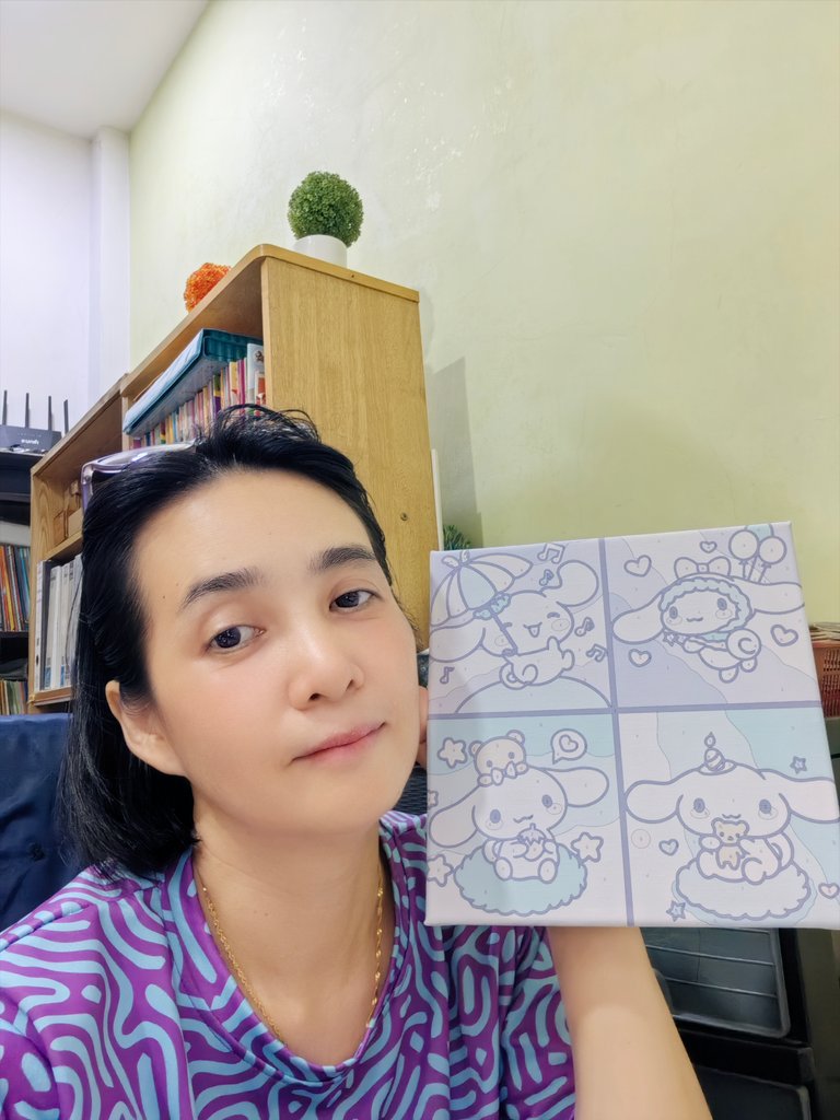 ใช้เวลาว่างกับการระบายสีหลังจากที่เด็กๆไปโรงเรียนและทำงานบ้านเสร็จเรียบร้อยแล้ว