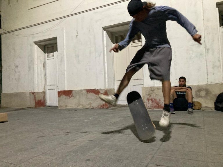 On skateboards in the shade  | Lifescape Tribe's Night Photography Contest Round 6 [Eng-Esp]
