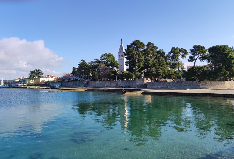 novigrad_view_towards_the_church.jpg